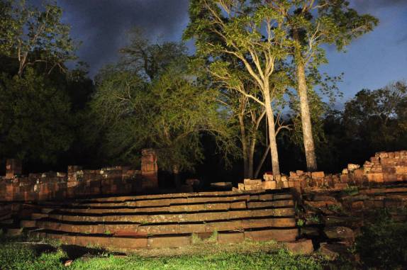 Iluminação torna as ruínas da Missão de Santa Ana, próximo à San Ignacio Mini, na Argentina, ainda mais belas e instigantes